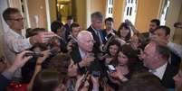 Um dos promotores do projeto é o republicano John McCain, torturado no Vietnã  Foto: Cliff Owen / AP