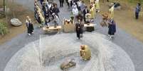 O escritor Takeshi Yoro inaugurou monumento em homenagem a insetos mortos por humanos no Japão  Foto: Reprodução / Kyodo News