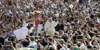 Papa Francisco junto à multidão no Vaticano.  17/06/2015  Foto: Max Rossi / Reuters