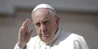 Papa Francisco acena em audiência no Vaticano.  17/6/2015.  Foto: Max Rossi / Reuters