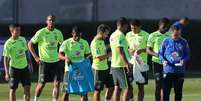 Jogadores do Brasil se dividem para atividade leve em campo  Foto: Heuler Andrey/ Mowa Press / Divulgação