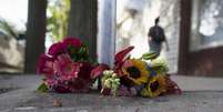 Flores em homenagem às vítimas de um tiroteio que matou nove pessoas numa igreja em Charleston, na Carolina do Sul, nos Estados Unidos  Foto: Randall Hill / Reuters