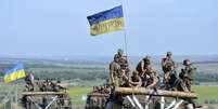 Membros das For&ccedil;as Armadas da Ucr&acirc;nia em estrada perto de Vidrodzhennya. 09/06/2015  Foto: Oleksandr Klymenko / Reuters