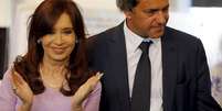 O governador de Buenos Aires, Daniel Scioli, junto da presidente da Argentina, Cristina Fernández, em 11 de fevereiro  Foto: Reuters