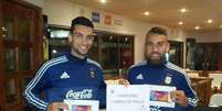 Pastore e Otamendi venceram torneio de truco na concentração e ganharam tablets dos patrocinadores  Foto: @Argentina / Twitter