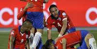 Jogadores do Chile comemoram gol marcado contra a Bolívia  Foto: Jorge Saenz / AP