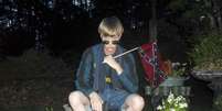 Uma das imagens de Dylann Roof presentes no site  Foto: Reuters