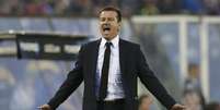 Dunga reclama durante jogo com Venezuela  Foto: Andres Stapff / Reuters