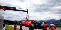 Carro de Kimi Raikkonen é retirado; acidente com Alonso na primeira volta  Foto: Dan Istitene / Getty Images 