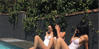 Kylie Jenner posta foto dela, da irmã Kedall e mais uma amiga usando o mesmo maiô branco com listrs rosadas, neste domingo (21)  Foto: @Kylie Jenner/Instagram / Isntagram