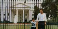 Juan junto do pai, Pablo Escobar, em frente à Casa Branca  Foto: Twitter