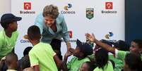 Presidente Dilma Rousseff cumprimenta crianças durante cerimônia de comemoração do Dia Olímpico, no Rio de Janeiro. 23/06/2015  Foto: Sergio Moraes / Reuters