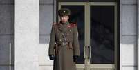 Soldado norte-coreano olha para o sul, em Panmunjom. 04/02/2015  Foto: Kim Hong-Ji / Reuters