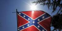 Bandeira dos confederados é exibida por participante durante protesto em frente à sede do governo da Carolina do Sul, em Columbia, Estados Unidos, nesta terça-feira. 23/06/2015  Foto: Brian Snyder / Reuters