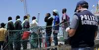 Imigrantes desembarcando no porto siciliano de Pozzallo, na Itália. 23/06/2015  Foto: Antonio Parrinello / Reuters