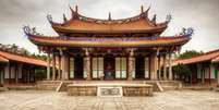 Templos antigos e prédios modernos fazem parte da paisagem de Taiwan  Foto: Sean Pavone/Shutterstock
