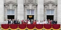 Rainha e outros membros da realeza no Pal&aacute;cio de Buckingham  Foto: Stefan Wermuth / Reuters