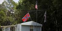 Bandeira de batalha dos confederados e bandeira dos EUA em casa em Summerville, Carolina do Sul. 22/06/2015  Foto: Brian Snyder / Reuters
