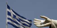 Bandeira grega vista em Atenas  Foto: Yannis Behrakis / Reuters