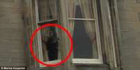 Segundo alguns acreditam, a figura branca da mulher estaria “espiando por trás das cortinas”, olhando para o Overtoun Estate, perto de Dumbarton, Escócia  Foto: Reprodução