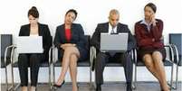 Para consultores, está mais difícil conseguir um novo emprego com um salário maior  Foto: desempregados (Thinkstock)