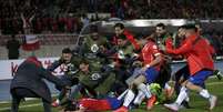 Chilenos festejam gol marcado por Isla  Foto: Henry Romero / Reuters