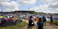 Participantes chegam ao Festival de Glastonbury, na Inglaterra. 25/06/2015  Foto: Dylan Martinez / Reuters