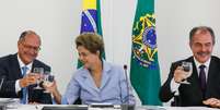Geraldo Alckmin e Dilma Rousseff brindam com água o acordo celebrado  Foto: Roberto Stuckert Filho / PR