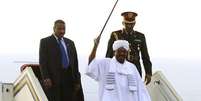 Presidente sudan&ecirc;s, Omar al-Bashir, desembarca na capital Cartum ap&oacute;s voltar de viagem &agrave; &Aacute;frica do Sul. 15/06/2015  Foto: Mohamed Nureldin Abdallah / Reuters