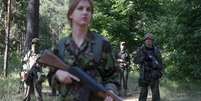 Civis vestidos com roupas camufladas e armados em treino militar realizado por voluntários que voltaram do leste da Ucrânia, em Kiev. 21/06/2015  Foto: Valentyn Ogirenko / Reuters