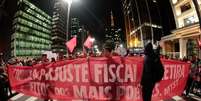 Manifestantes ligados ao Movimento dos Trabalhadores Sem Teto (MTST) realizam um protesto em São Paulo (SP)  Foto: Leonardo Benassatto / Futura Press