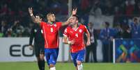 Vidal e Isla celebram gol da classificação chilena  Foto: Daniel Jayo / Getty Images