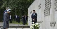 A rainha Elizabeth e o pr&iacute;ncipe Philip fazem um minuto de sil&ecirc;ncio durante visita ao antigo campo de concentra&ccedil;&atilde;o nazista de Bergen-Belsen, na Alemanha   Foto: Reuters