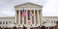 Centenas de pessoas comemoram a liberação do casamento gay do lado de fora da Suprema Corte, em Washington  Foto: Jacquelyn Martin / AP