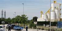 Policiais bloqueiam o acesso para a área industrial de Saint-Quentin-Fallavier, na França, em 26 de junho  Foto: Emmanuel Foudrot / Reuters