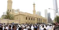 Multidão cerca mesquita após ataque no Kuweit.  26/6/2015.  Foto: Jassim Mohammed / Reuters