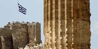 Bandeira da Grécia na Acrópole, em Atenas  Foto: Yannis Behrakis / Reuters
