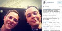 Jim Parsons (à dir), que interpreta Sheldon na série The Big Bang Theory, postou uma foto com o companheiro, Todd Spiewak, com a seguinte mensagem: "Para um dia aleatório quando não havia casamento igualitárionos Estados Unidos. Vai América! Vai Scotus! Parabéns a todos nós"  Foto: @Jim Parson/Instagram / Divulgação