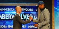 Karl-Anthony Towns cumprimenta comiss&aacute;rio Adam Silver ap&oacute;s ser draftado  Foto: Elsa / Getty Images