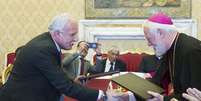 Dom Paul Richard Gallagher (à direita) e ministro das Relações Exteriores palestino, Riyad al-Malki, selam acordo no Vaticano, em 26 de junho  Foto: Reuters