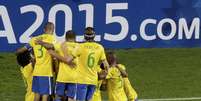 Seleção Brasileira comemora gol de Robinho na etapa inicial  Foto: Jorge Adorno / Reuters