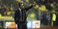 Dunga orienta jogadores da beira do gramado  Foto: Juan Mabromata / AFP