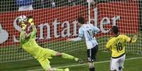 Ospina opera um milagre após cabeçada de Messi  Foto: Rodrigo Garrido / Reuters
