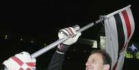 Rogério Ceni balança a bandeira do São Paulo após vitória sobre o Liverpool em 2005  Foto: Koichi Kamoshida / Getty Images