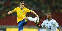 Filipe Lu&iacute;s j&aacute; foi mais ofensivo em outros jogos pelo Brasil  Foto: Heuler Andrey/ Mowa Press / Divulga&ccedil;&atilde;o