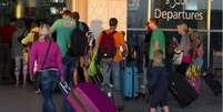 Turistas deixam a Tunísia após ataque que matou 38 pessoas  Foto: AFP