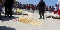 Corpos ficaram espalhados pela praia após atirador abrir fogo em Sousse  Foto: Reuters