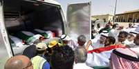 Centenas de pessoas participaram dos funerais dos mortos no ataque terrorista no Kuwait   Foto: J. Mohammed / Reuters