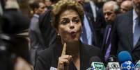 Adesivos investigados usam imagem da presidente Dilma de forma vexatória  Foto: (Reuters)