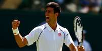 Novak Djokovic festeja vitória na estreia em Wimbledon  Foto: Julian Finney / Getty Images
